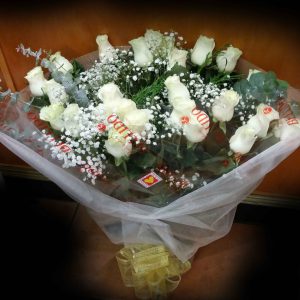 Ramo de flores de 24 rosas blancas